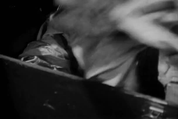 1940 Larda Araç Kutusunda Sayfa Altında Öğenin Gizlenmesi Adam — Stok video