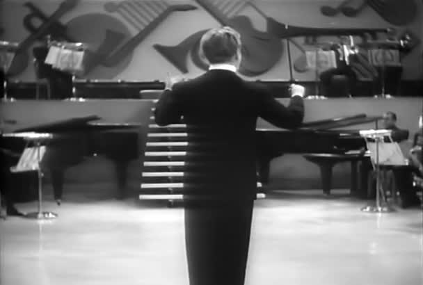 Вид Ззаду Лідера Гурту Піднімається Сходами Сцену 1930 — стокове відео