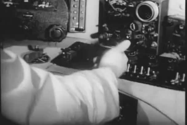 1950 年代の空気供給メーターに圧を変えて男のクローズ アップ — ストック動画