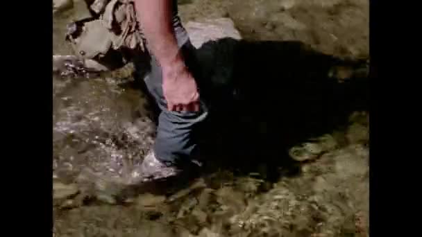 Πεζοπόρος Wading Μέσω Βραχώδη Ρεύμα Δεκαετία 1970 — Αρχείο Βίντεο
