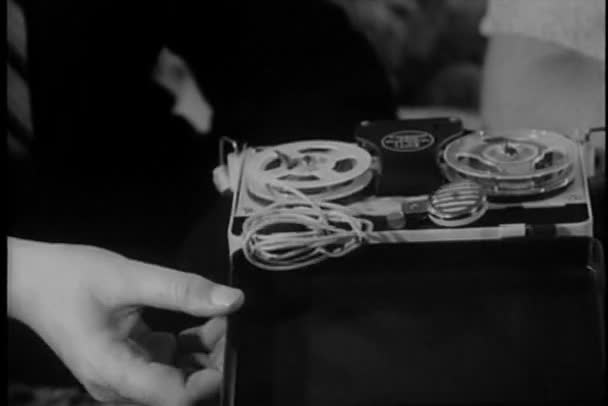 Gros Plan Homme Ouvrant Magnétophone Portatif Années 1960 — Video