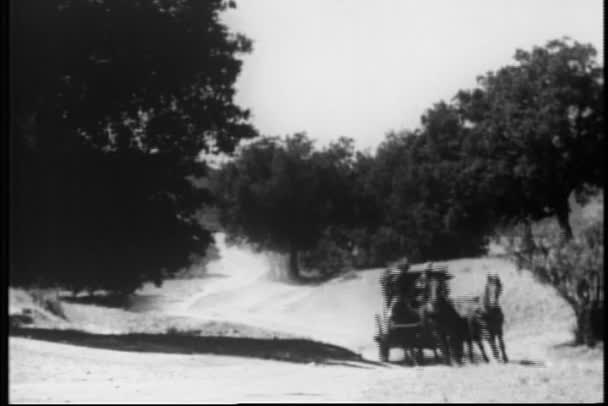 1930 Larda Ülke Yan Tarafından Yarış Iki Sahne Antrenörler — Stok video