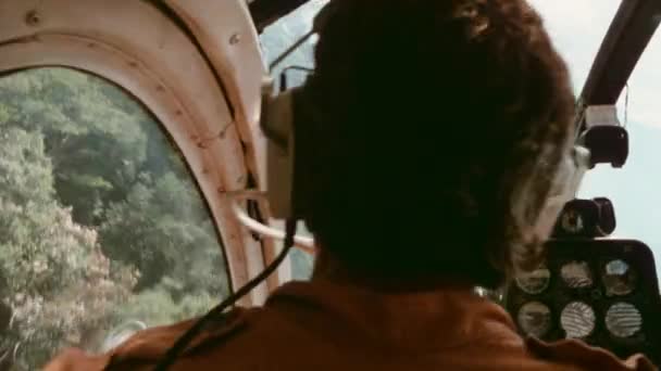 Vista Interior Del Helicóptero Volador Piloto Sobre Selva 1980 — Vídeo de stock