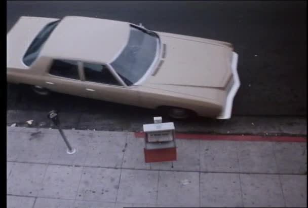 Homem Estacionando Carro Rua Por Metro Saindo 1970 — Vídeo de Stock