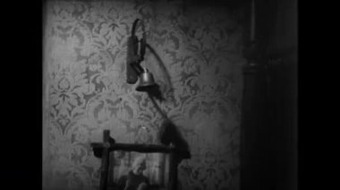 Yaşlı hizmetçi bell üzerinde duvar çalıyor, 1930'lu yılların moda