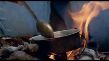 Zehirli sıvı pan tüfekli dart koyarak kadın