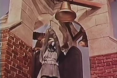 Mekanik şövalyeler 1950'lerde kulesine çıkıp, kilise çanları çalıyor