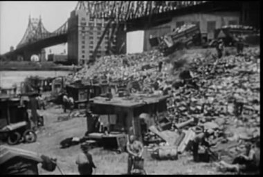 Doğu Nehri tarafından 59 Street Bridge, New York yanında, 1930'larda dökümü.