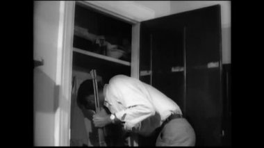 Adam tüfekle dolabın içinde ev, 1960'larda arıyorsunuz