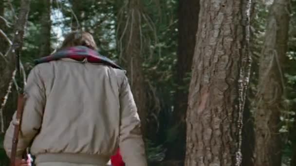 Dos Hombres Niño Caminando Por Sendero Forestal 1980 — Vídeos de Stock