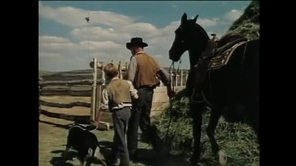 Chlape, chlapče, kůň a pes chůzi směrem k ranči, roku 1950