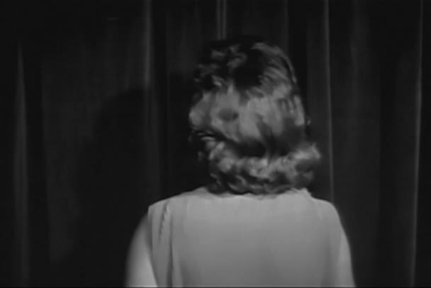 从窗帘走进走廊的女人的后景色 — 图库视频影像