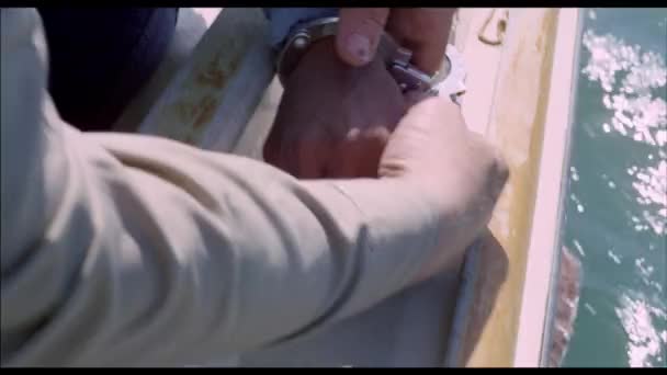 1970 ボート上の人から削除手錠のクローズ アップ — ストック動画
