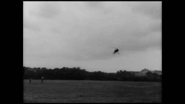 Helicóptero Aterrizando Junto Grupo Personas Campo — Vídeo de stock