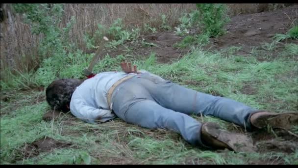 Человек Топором Спине Лежит Лицом Вниз Траве 1970 — стоковое видео