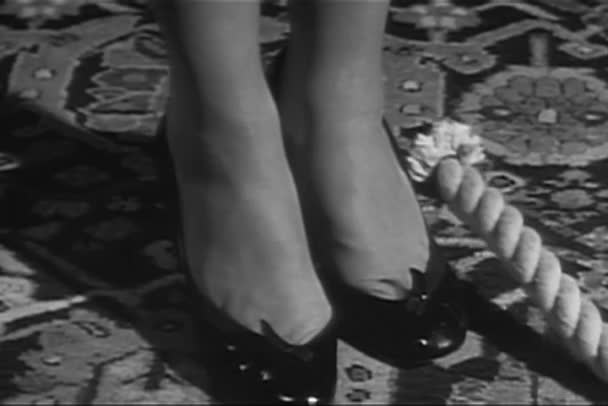 Stop Motion Shot Rope Tying Itself Woman Ankles 1950 — Stock Video