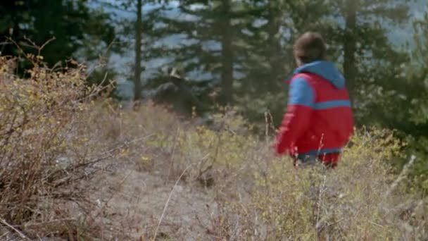 Niño Corriendo Por Bosque Detrás Del Hombre Con Rifle 1980 — Vídeos de Stock