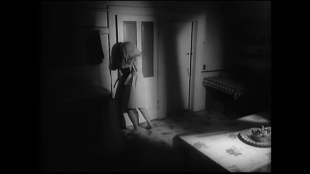 Налякана Жінка Закриває Вхідні Двері Будинку 1960 — стокове відео