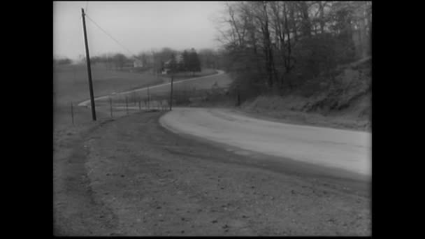 Largo Tiro Coche Perforación Sinuosa Carretera Del Campo 1960 — Vídeos de Stock