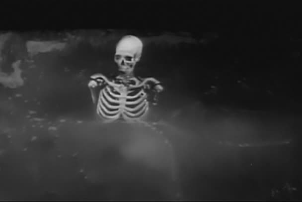 Skelettet Växer Fram Ytan Vatten 1950 Talet — Stockvideo