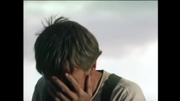 男の顔を覆い 泣いている 1950 年代のミディアム ショット — ストック動画