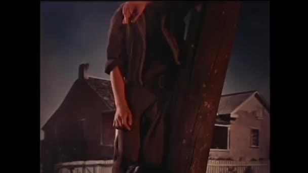 Fiú Támaszkodva Pole Eltakarta Fekete Füst 1950 Években — Stock videók