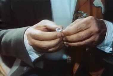 Köpüklü bir yüzük, 1960'larda holding erkek eller Close-up