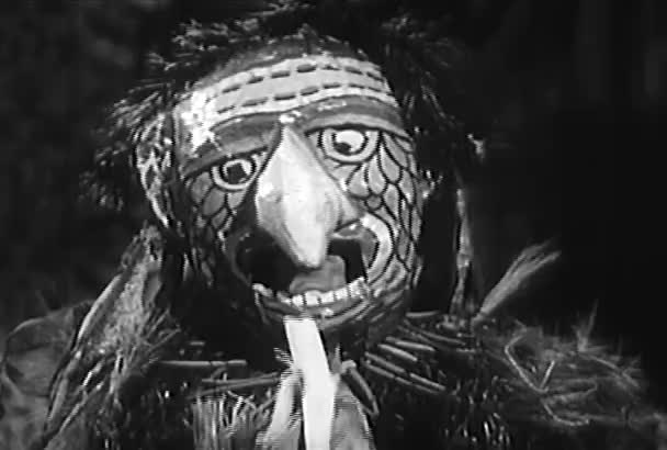 Cadı Doktor 1950 Lerde Bir Muz Yemek Kuş Maskesinde Close — Stok video
