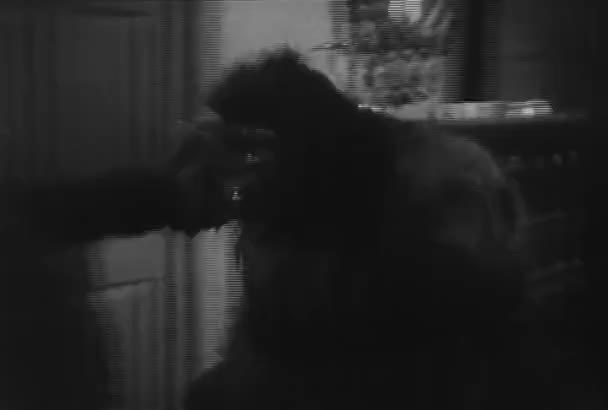 Άνδρας Στολή Γορίλα Αφήνοντας Σπίτι Του 1950 — Αρχείο Βίντεο