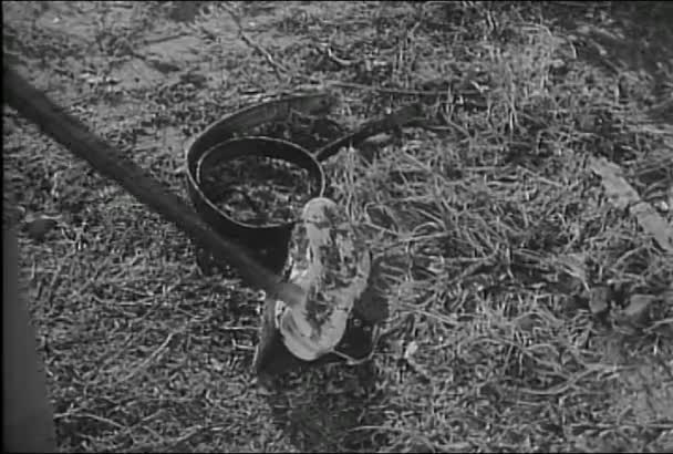 Policía Pisando Zapato Cinturón Hierba 1950 — Vídeo de stock