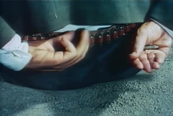 Крупный План Человека Взявшего Две Пули Пояса Боеприпасов 1960 Годы — стоковое видео