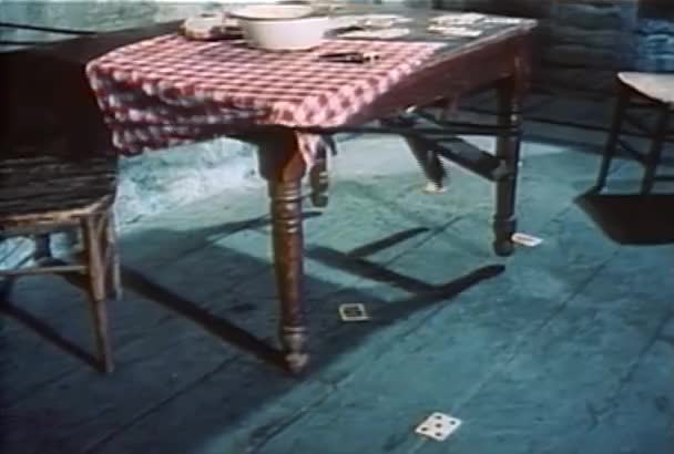 Jemand Versucht Pistole Mit Lasso Vom Tisch Kippen 1960Er — Stockvideo
