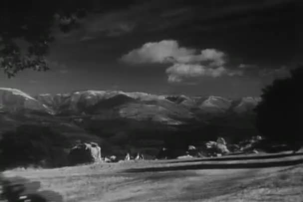 Kabriolet Jezdci Koních Rozcházejí Křižovatce 1940S — Stock video