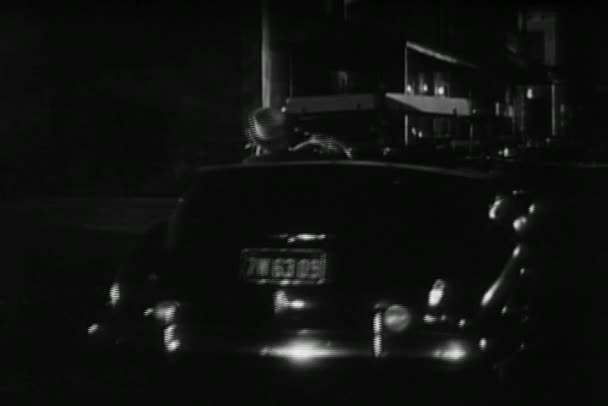 Homem Conversível Fazendo Uma Curva Estrada Cidade Noite 1940 — Vídeo de Stock