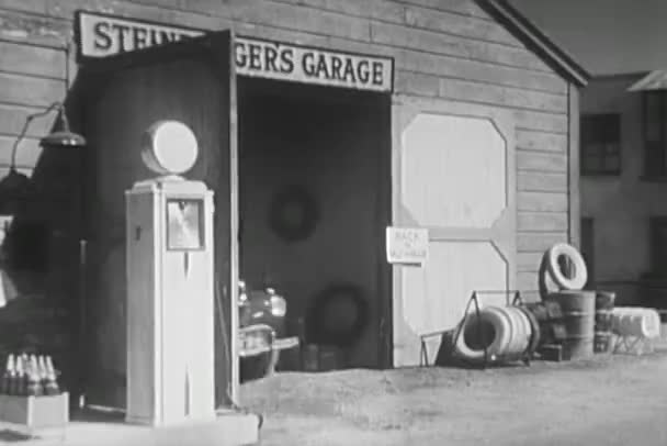 Persoon Rijden Stationwagen Verlaten Garage Klein Stadje Jaren 1940 — Stockvideo