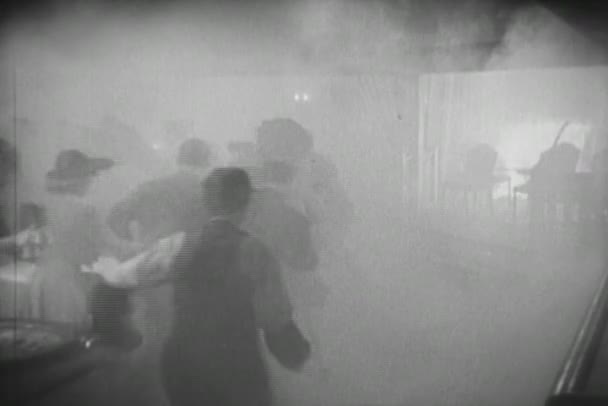 Άνθρωποι Τρέχουν Από Καύση Νυχτερινό Κέντρο Διασκέδασης Της Δεκαετίας Του — Αρχείο Βίντεο