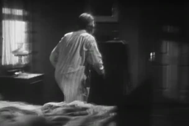 Man Uit Bed Grijpen Geweer Jaren 1940 — Stockvideo