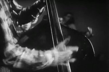 1940'larda bir çift bas çalmaya erkek el orta atış