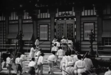 Silahlı köylüler tapınağa, 1930'larda gizlice arka görünümü