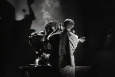 1930'larda rahip üzerinde sinsice Heykelin arkasında bıçaklı adam