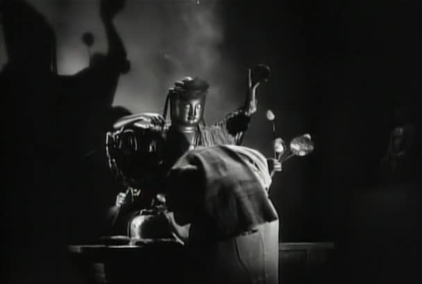 Homem Com Faca Escondida Atrás Estátua Enquanto Homem Reza 1930 — Vídeo de Stock