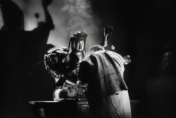 Sacerdote Curvando Frente Estátua Ídolo Hindu 1930 — Vídeo de Stock