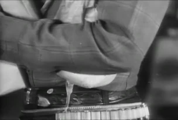 Średni Strzał Jaj Kapanie Kowbojskim Worka 1930 Roku — Wideo stockowe