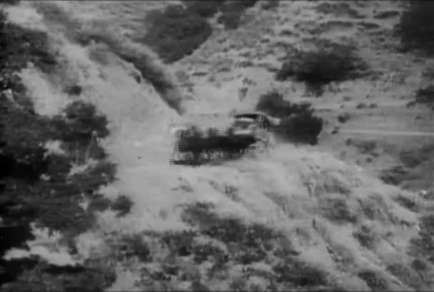 Stagecoach Cayendo Del Acantilado Una Carretera Montaña 1930 — Vídeos de Stock