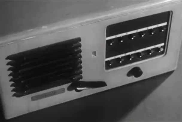 Nahaufnahme Einer Männlichen Hand Die Einer Teletalk Gegensprechanlage Dreht 1950Er — Stockvideo