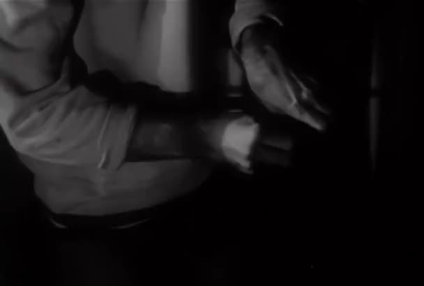 Μεσαίο Πλάνο Του Άνθρωπος Picking Και Άνοιγμα Κλειδαριάς Δεκαετία 1950 — Αρχείο Βίντεο