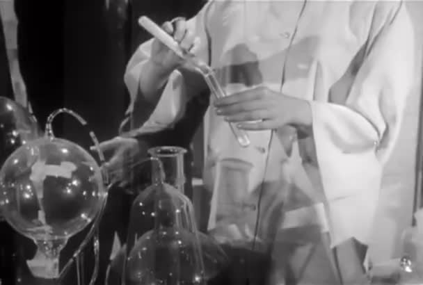 Střední Záběr Laboratorní Technika Nalévání Prášku Lahvičky Roku 1950 — Stock video