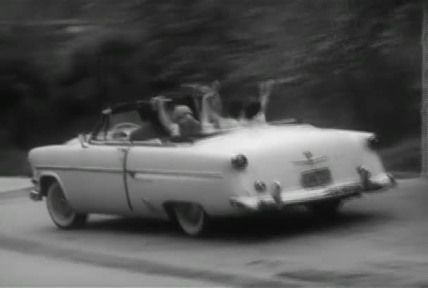 Adolescentes Felizes Dirigindo Conversível Brentwood 1950 — Vídeo de Stock