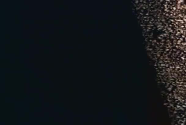 Gros plan de la femme marchant sur un harmonica au sol 