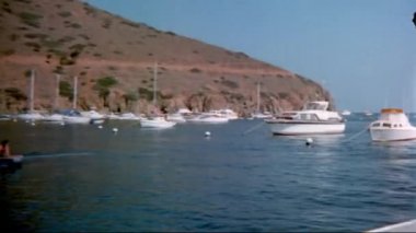1970'lerde teknelerden Catalina Adası limanında görüntüsünü kaydırma